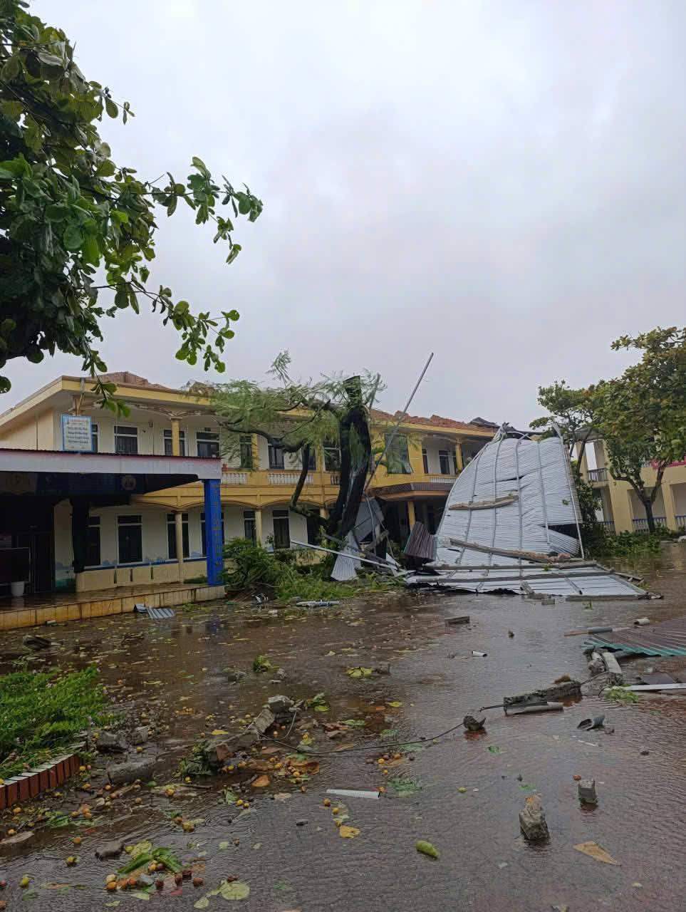 Bão số 5 (Kajiki): Hà Tĩnh mưa to, gió giật tung mái tôn, cây ngã- Ảnh 5. Bão số 5 (Kajiki): Hà Tĩnh mưa to, gió giật tung mái tôn, cây ngã- Ảnh 5.