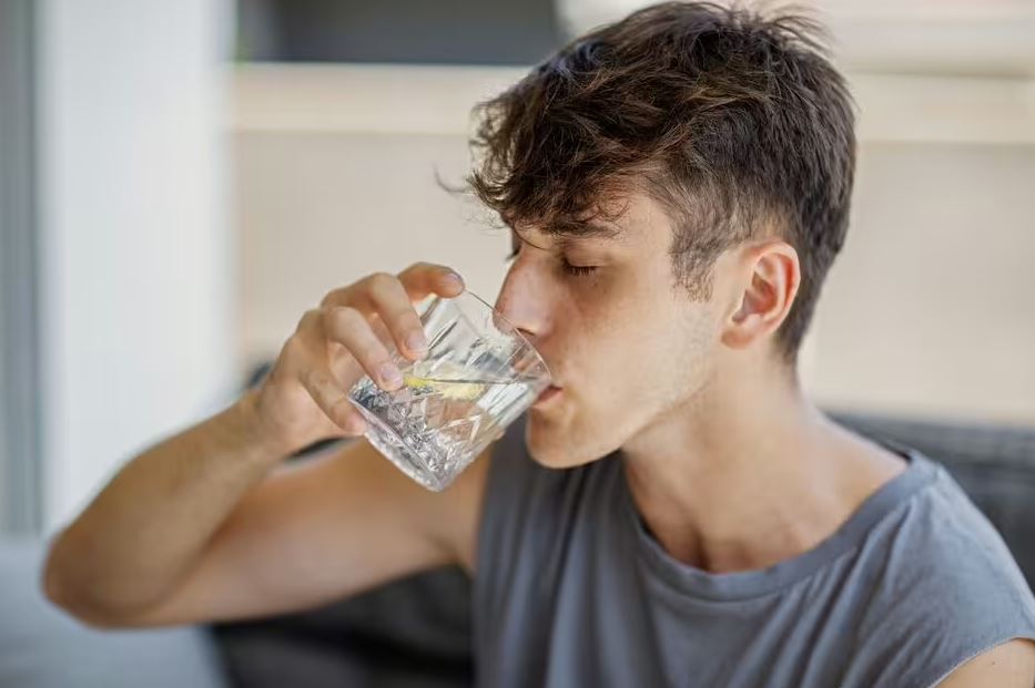 Kiểu uống nước mà tiểu đường, bệnh tim ‘rất thích’: Nếu có cần sửa ngay- Ảnh 2.