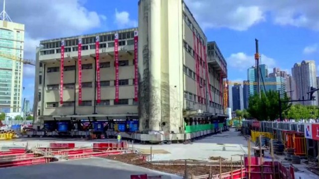"Thần đèn" Trung Quốc sở hữu năng lực phi thường: Hô biến tòa nhà 7.600 tấn "mọc chân" và đi bộ như người- Ảnh 1. "Thần đèn" Trung Quốc sở hữu năng lực phi thường: Hô biến tòa nhà 7.600 tấn "mọc chân" và đi bộ như người- Ảnh 1.