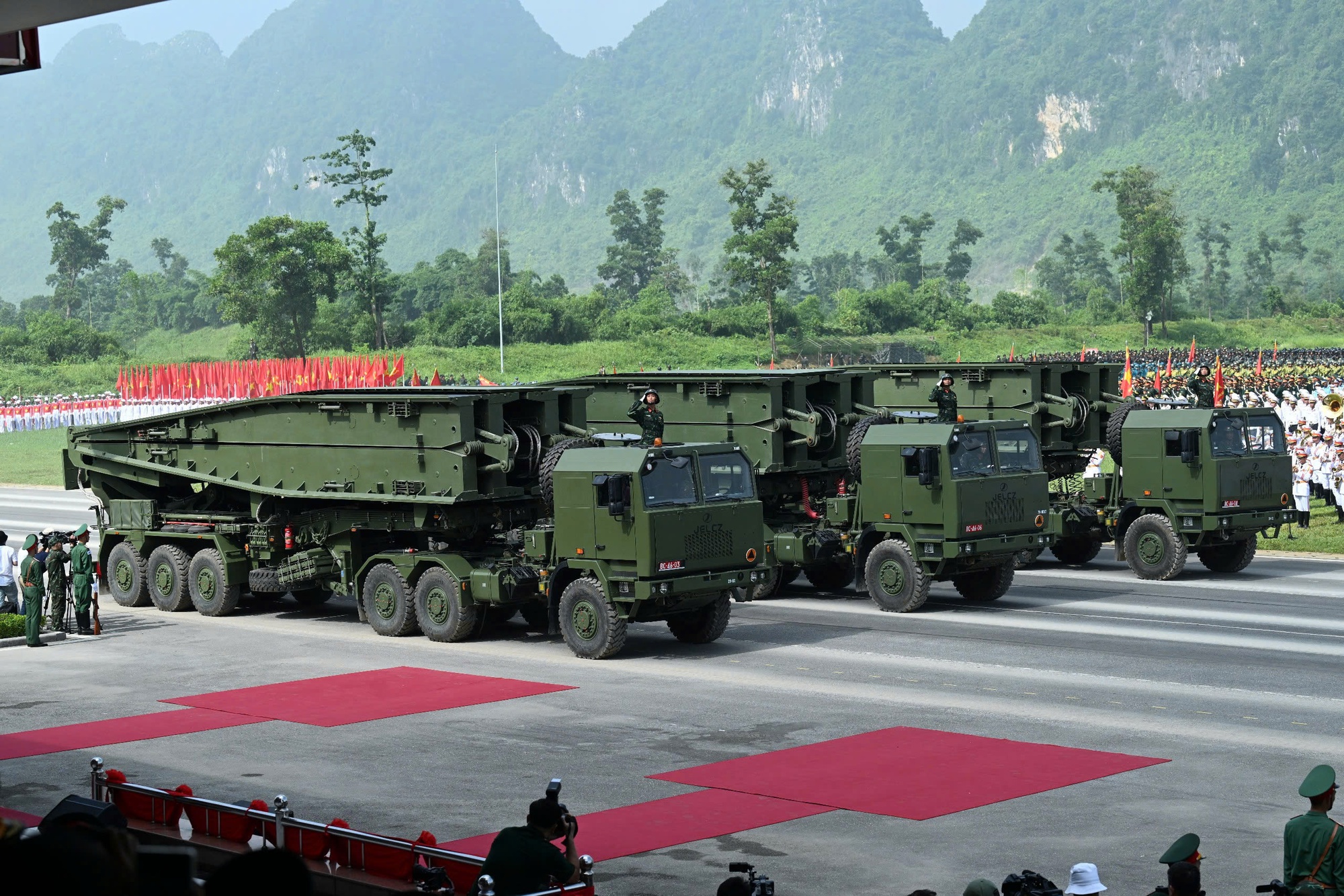 "Gã khổng lồ" dài gần 20 m, chịu tải hơn 72 tấn xuất hiện tại Tổng hợp luyện diễu binh 2/9 có gì đặc biệt?- Ảnh 2. "Gã khổng lồ" dài gần 20 m, chịu tải hơn 72 tấn xuất hiện tại Tổng hợp luyện diễu binh 2/9 có gì đặc biệt?- Ảnh 2.