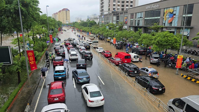 Hà Nội mưa to do ảnh hưởng bão số 5, đường phố ngập nặng, giao thông ách tắc- Ảnh 3.