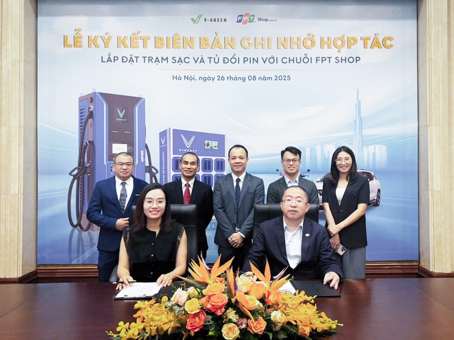 Động thái đầu tiên của VinFast trong chiến lược đổi pin xe máy điện: Bắt tay với FPT Shop, cho phép đổi pin tại tất cả cửa hàng trên toàn quốc- Ảnh 1.