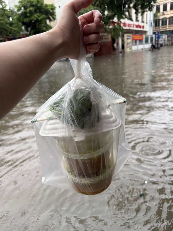 Loạt hàng quán ngập nước vẫn mở cửa, trở thành chỗ trú cho khách giữa thời tiết mưa lớn ở Hà Nội- Ảnh 9.