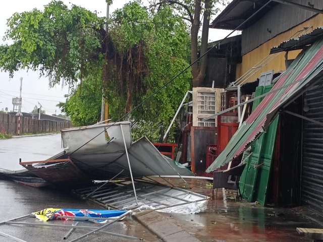VIDEO: Tan hoang sau khi cuồng phong do bão số 5 quét qua- Ảnh 1.