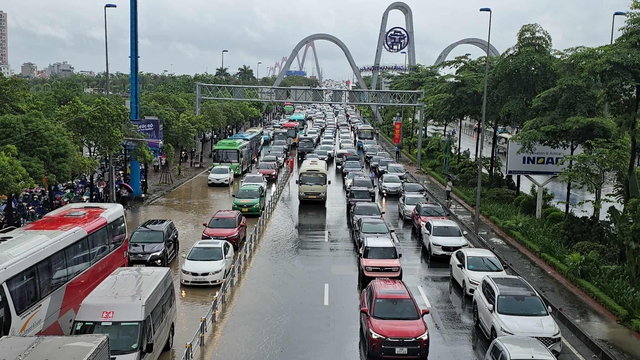 Hà Nội mưa to do ảnh hưởng bão số 5, đường phố ngập nặng, giao thông ách tắc- Ảnh 2.