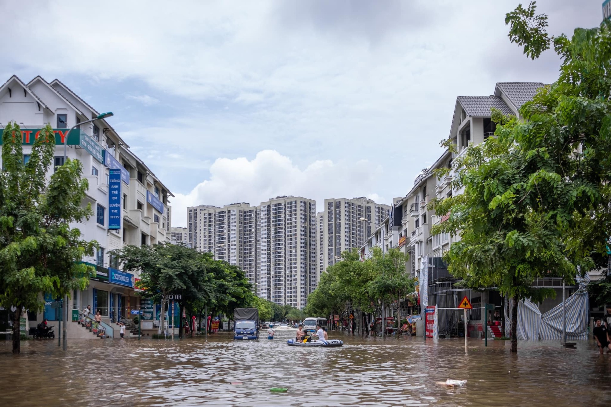 "Làng" biệt thự triệu đô Hà Nội ngập trong "biển nước"- Ảnh 3. "Làng" biệt thự triệu đô Hà Nội ngập trong "biển nước"- Ảnh 3.