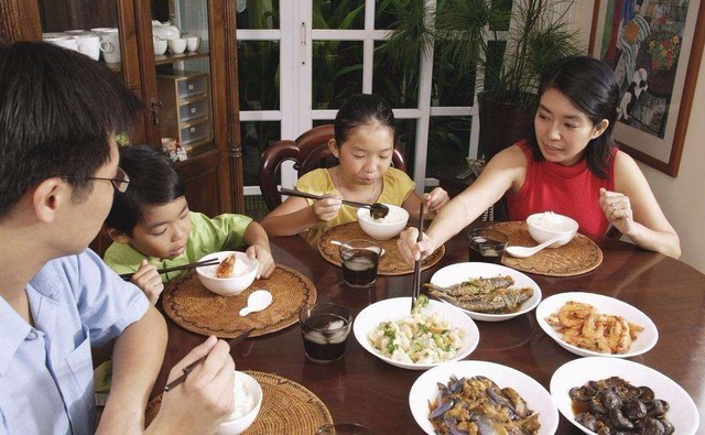 Chi tiêu hết 18 triệu/tháng, vợ bị chồng mắng xối xả nhưng bảo chồng tự cầm tiền chi tiêu thì anh tái mét mặt- Ảnh 2. Chi tiêu hết 18 triệu/tháng, vợ bị chồng mắng xối xả nhưng bảo chồng tự cầm tiền chi tiêu thì anh tái mét mặt- Ảnh 2.