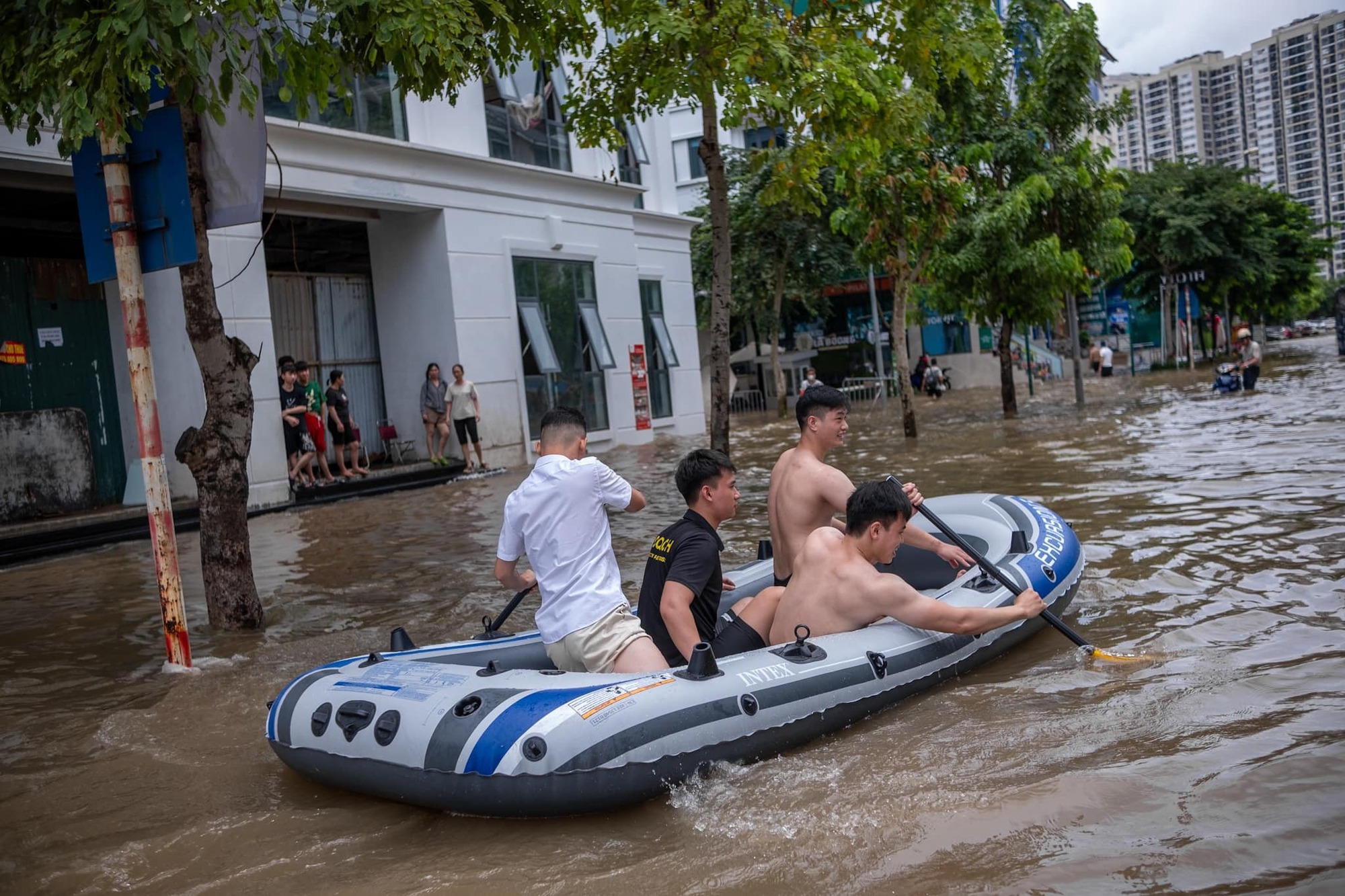 "Làng" biệt thự triệu đô Hà Nội ngập trong "biển nước"- Ảnh 4. "Làng" biệt thự triệu đô Hà Nội ngập trong "biển nước"- Ảnh 4.