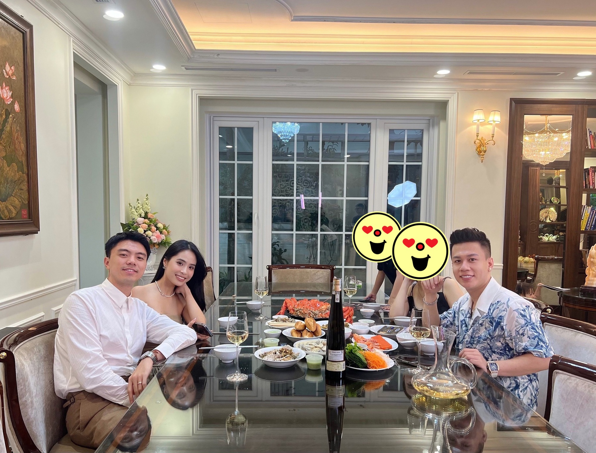 Ca nương Kiều Anh phản ứng ra sao về bức ảnh xuất hiện cùng doanh nhân vừa bị bắt vì liên quan đường dây rửa tiền hàng nghìn tỷ đồng?- Ảnh 1. Ca nương Kiều Anh phản ứng ra sao về bức ảnh xuất hiện cùng doanh nhân vừa bị bắt vì liên quan đường dây rửa tiền hàng nghìn tỷ đồng?- Ảnh 1.
