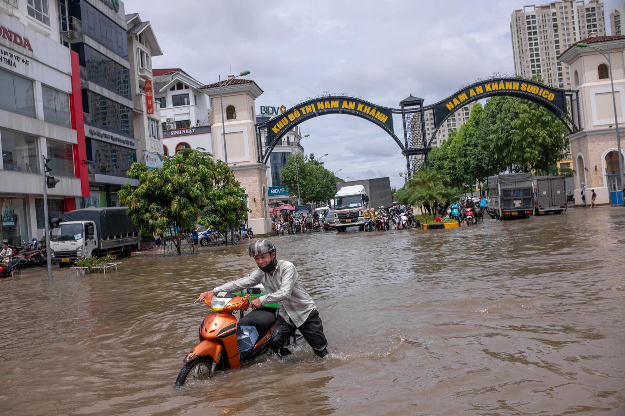 "Làng" biệt thự triệu đô Hà Nội ngập trong "biển nước"- Ảnh 2. "Làng" biệt thự triệu đô Hà Nội ngập trong "biển nước"- Ảnh 2.