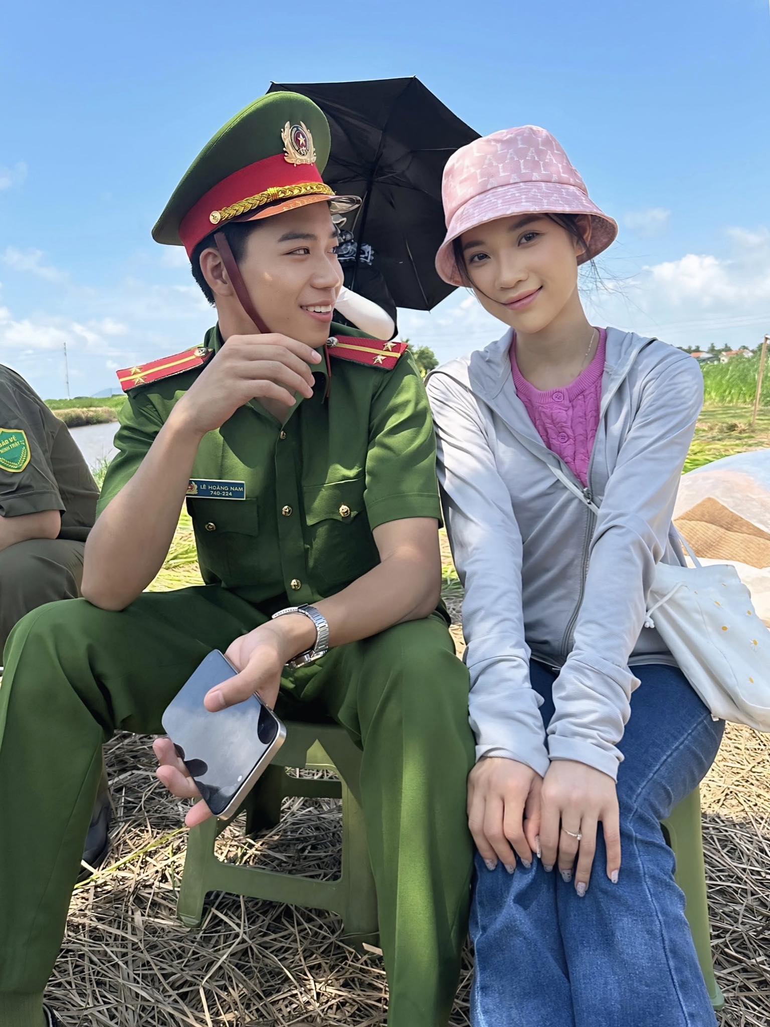 Cặp đôi phim Việt giờ vàng lộ 1001 hint hẹn hò: Nhà trai là “trùm cuối” Mưa Đỏ, viral khắp cả cõi mạng- Ảnh 1.