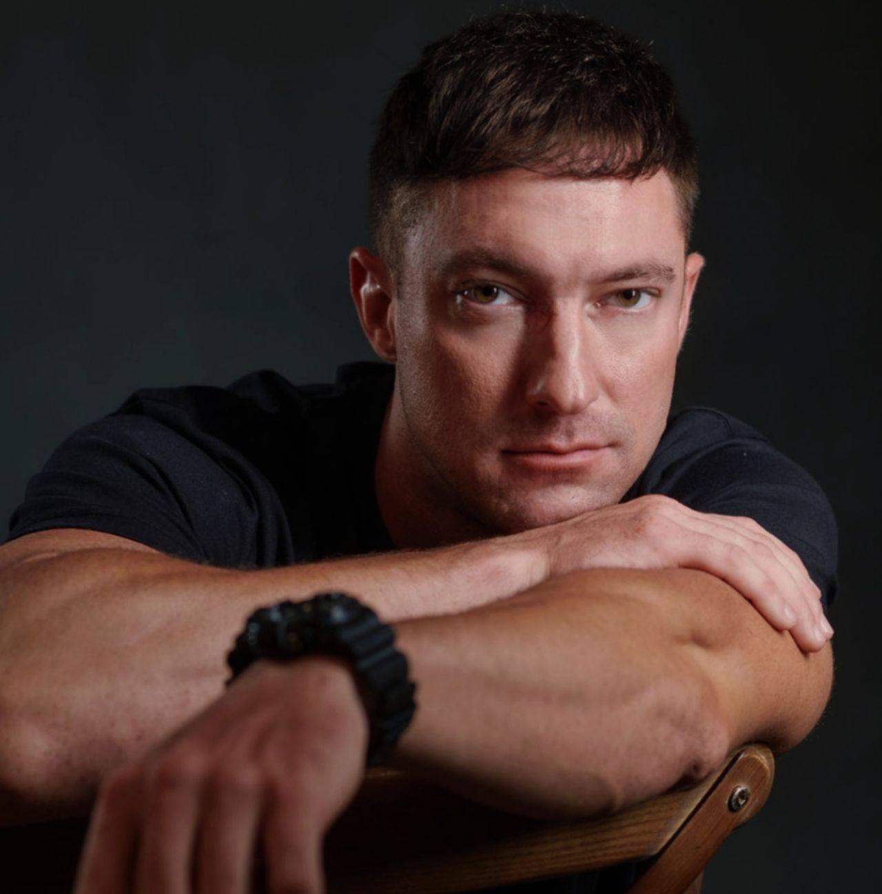 Nam thần người Mỹ đẹp nhất Mưa Đỏ: Cựu cảnh sát visual đỉnh nóc kịch trần, mê Việt Nam suốt 8 năm không chịu về nước- Ảnh 6.