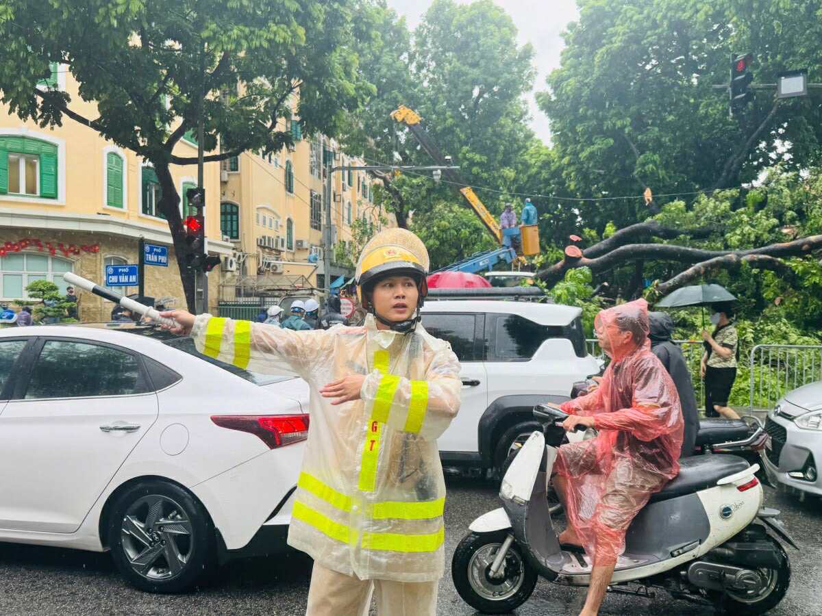 Hà Nội mưa to do ảnh hưởng bão số 5, đường phố ngập nặng, giao thông ách tắc- Ảnh 38.