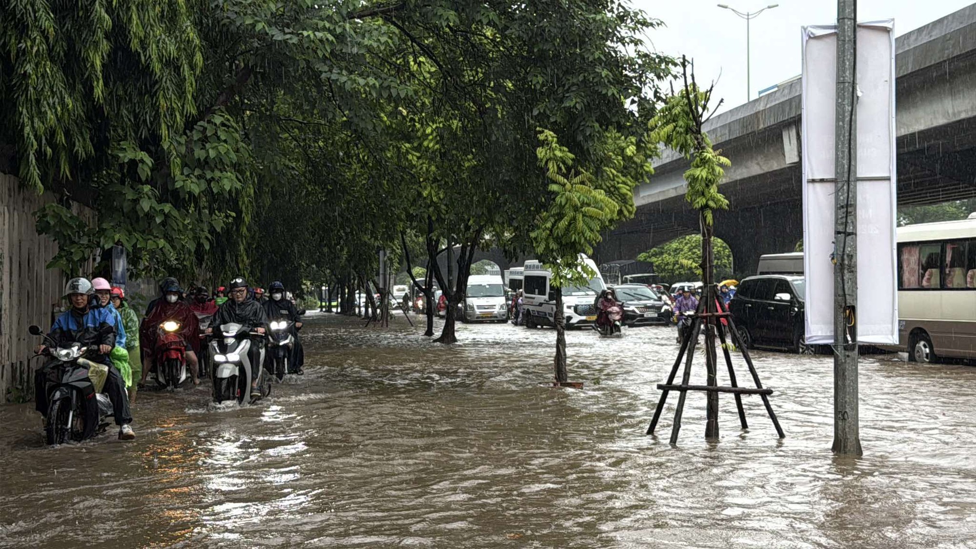 Hà Nội mưa to do ảnh hưởng bão số 5, đường phố ngập nặng, giao thông ách tắc- Ảnh 26.