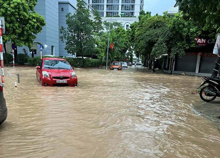 Hà Nội mưa cả đêm, khắp nơi ngập sâu, giao thông tắc cứng- Ảnh 8.