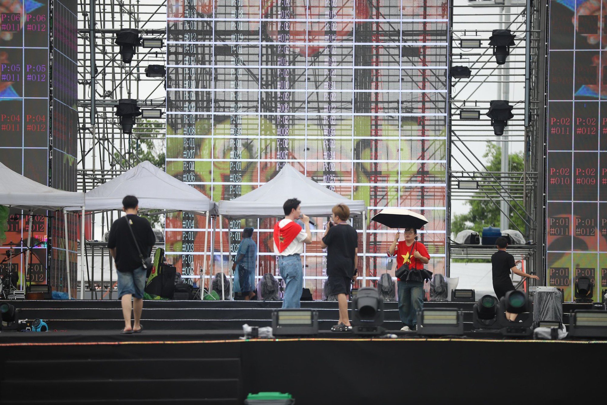 BTC concert quốc gia Việt Nam Trong Tôi thông báo 1 tin quan trọng, nghệ sĩ và khán giả đội mưa chuẩn bị trước giờ G- Ảnh 7.