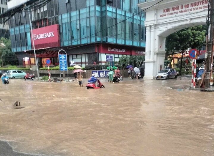 Hà Nội mưa cả đêm, khắp nơi ngập sâu, giao thông tắc cứng- Ảnh 9.