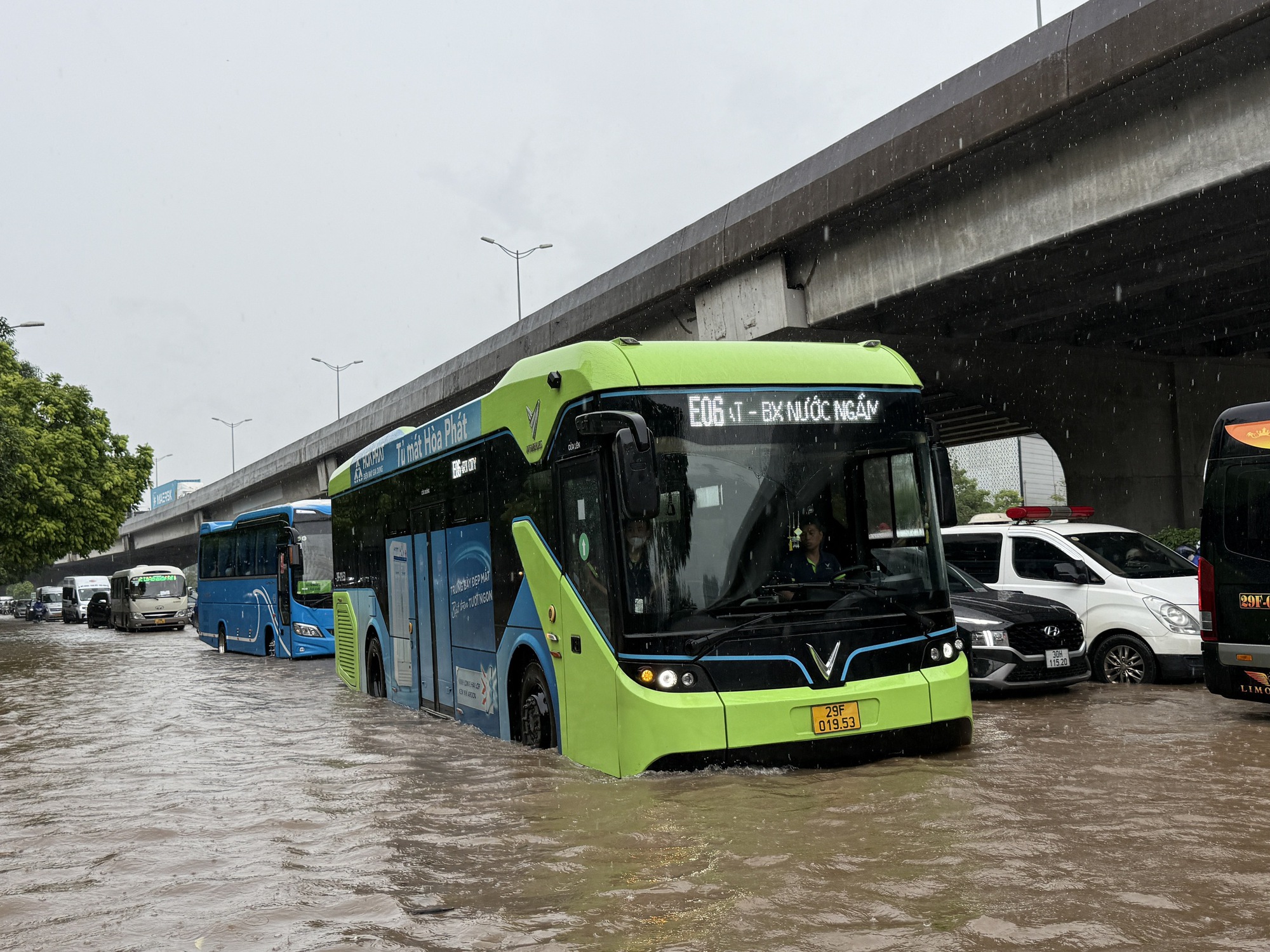 Hà Nội mưa to do ảnh hưởng bão số 5, đường phố ngập nặng, giao thông ách tắc- Ảnh 21.
