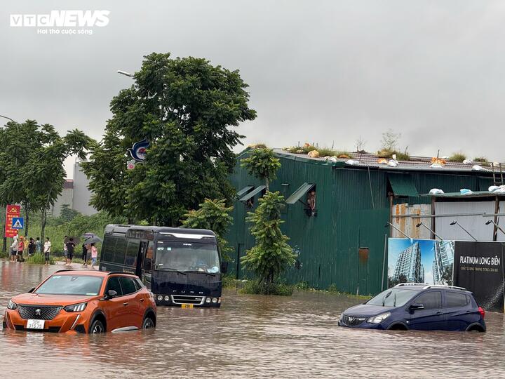 Hà Nội mưa cả đêm, khắp nơi ngập sâu, giao thông tắc cứng- Ảnh 13.