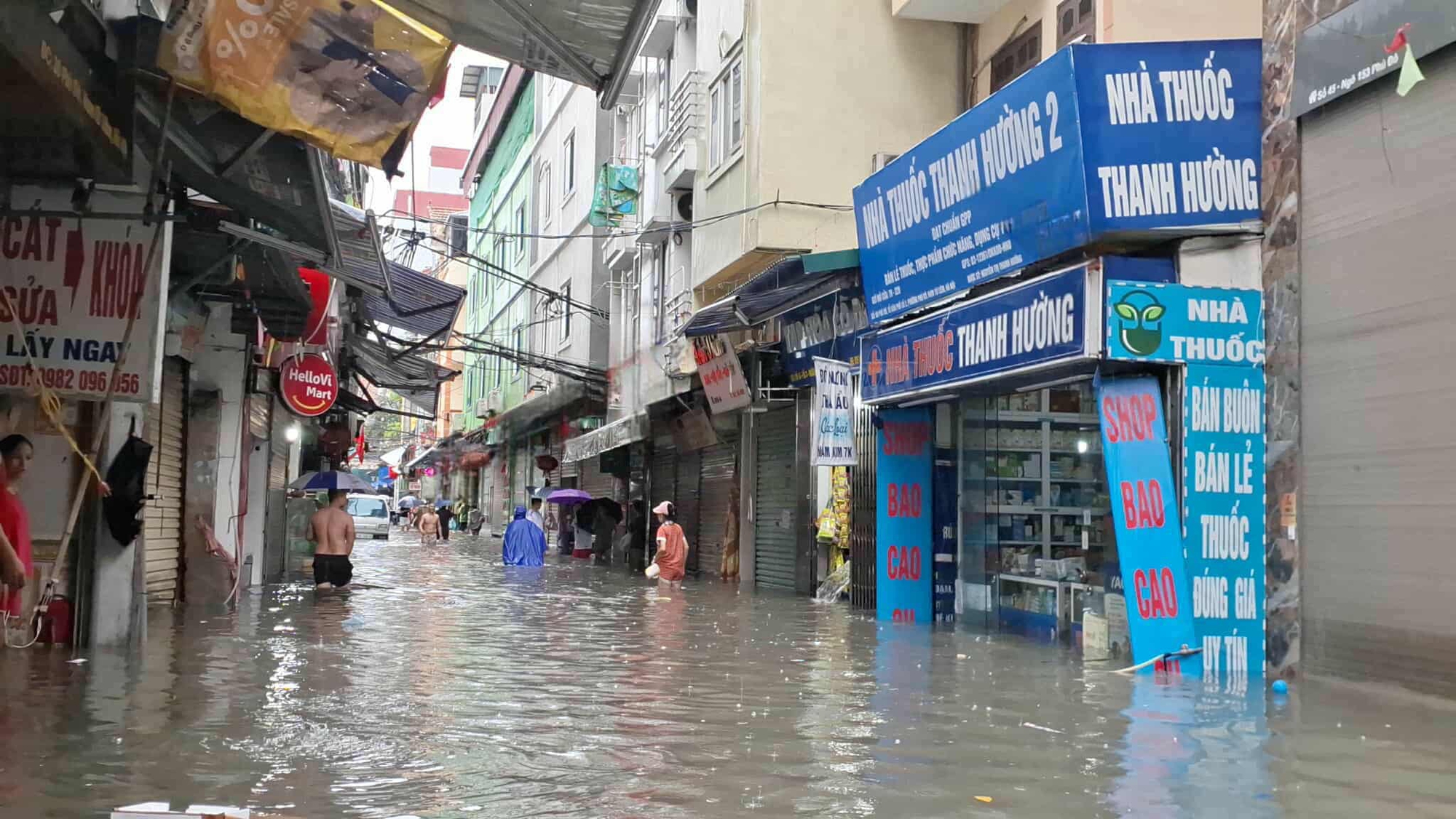 Hà Nội mưa to do ảnh hưởng bão số 5, đường phố ngập nặng, giao thông ách tắc- Ảnh 27.