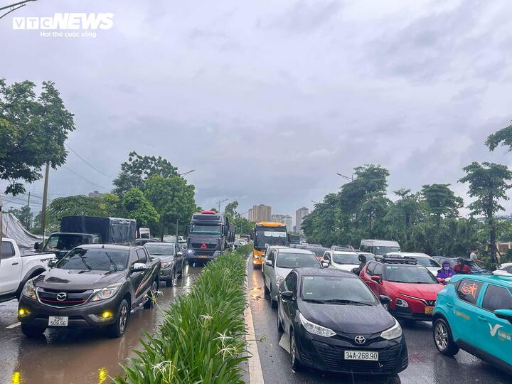 Hà Nội mưa cả đêm, khắp nơi ngập sâu, giao thông tắc cứng- Ảnh 15.