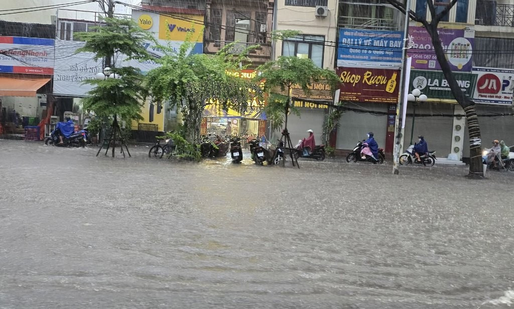 Mưa kéo dài, nhiều đường Hà Nội thành 'sông'- Ảnh 1.
