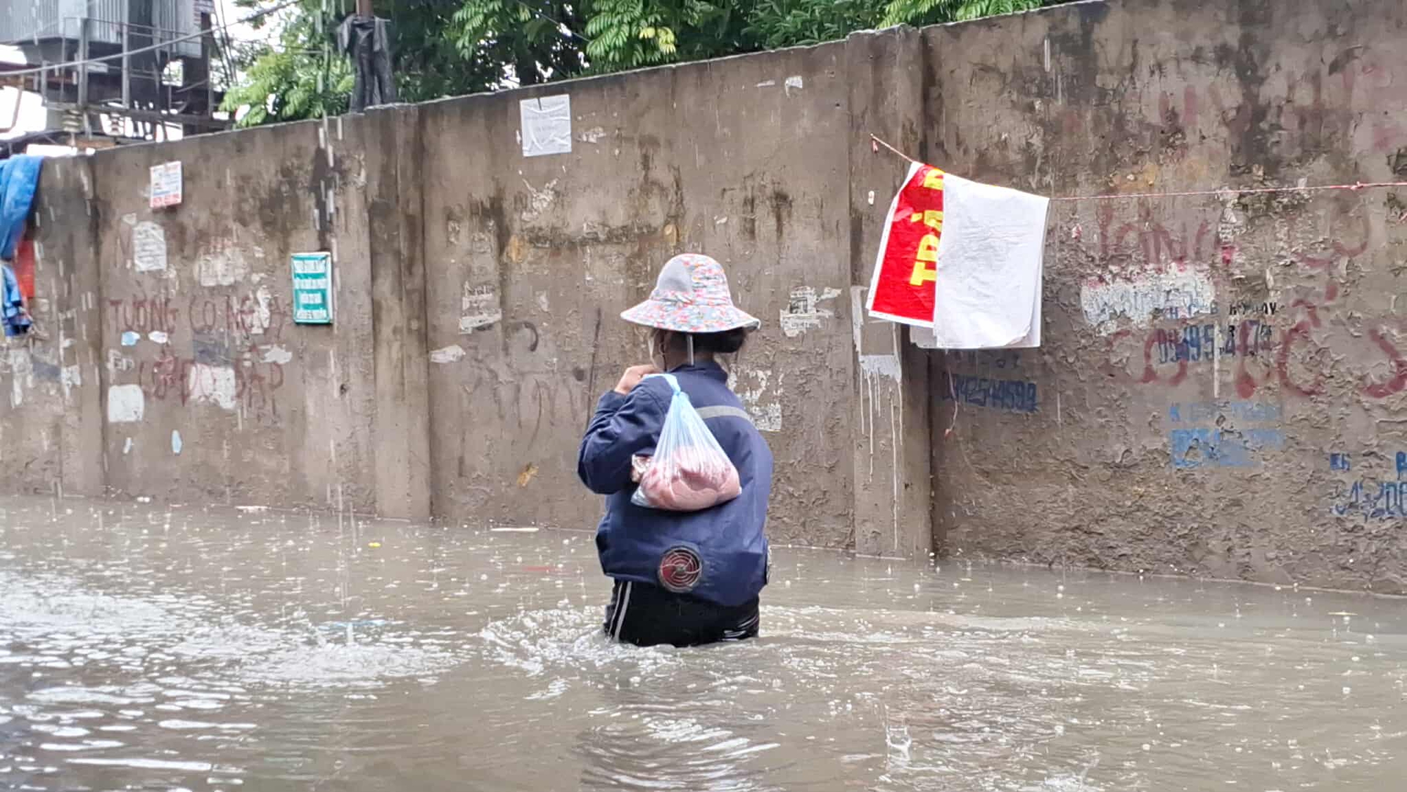Hà Nội mưa to do ảnh hưởng bão số 5, đường phố ngập nặng, giao thông ách tắc- Ảnh 29.