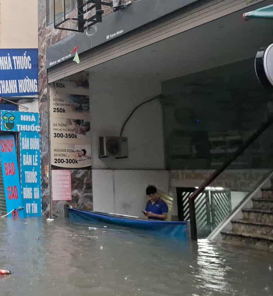 Hà Nội mưa to do ảnh hưởng bão số 5, đường phố ngập nặng, giao thông ách tắc- Ảnh 30.