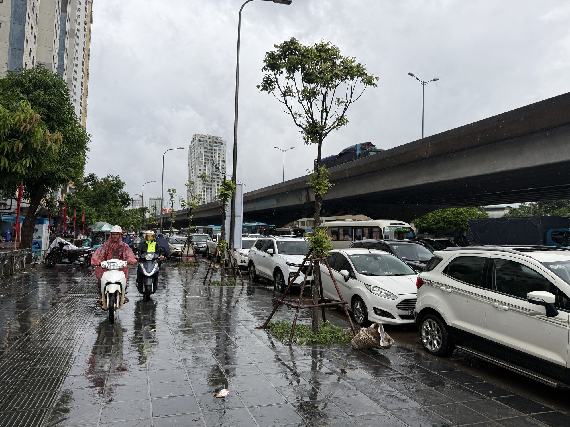 Hà Nội mưa to do ảnh hưởng bão số 5, đường phố ngập nặng, giao thông ách tắc- Ảnh 6.
