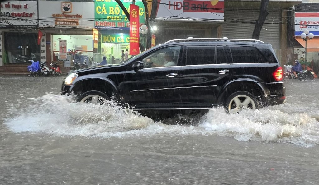 Mưa kéo dài, nhiều đường Hà Nội thành 'sông'- Ảnh 2.