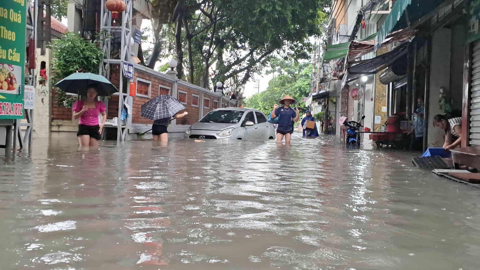 Hà Nội mưa to do ảnh hưởng bão số 5, đường phố ngập nặng, giao thông ách tắc- Ảnh 28.