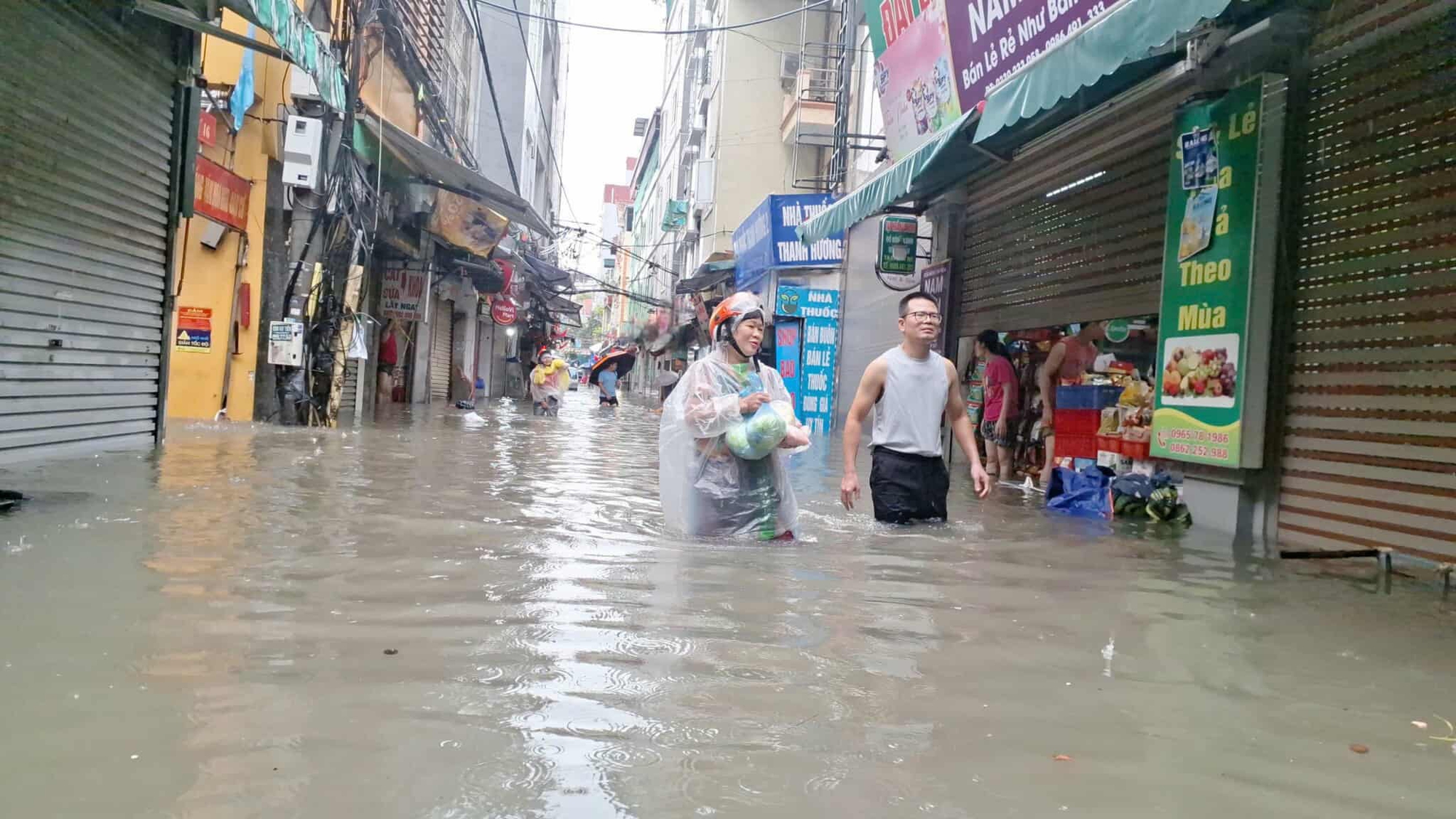 Hà Nội mưa to do ảnh hưởng bão số 5, đường phố ngập nặng, giao thông ách tắc- Ảnh 35.