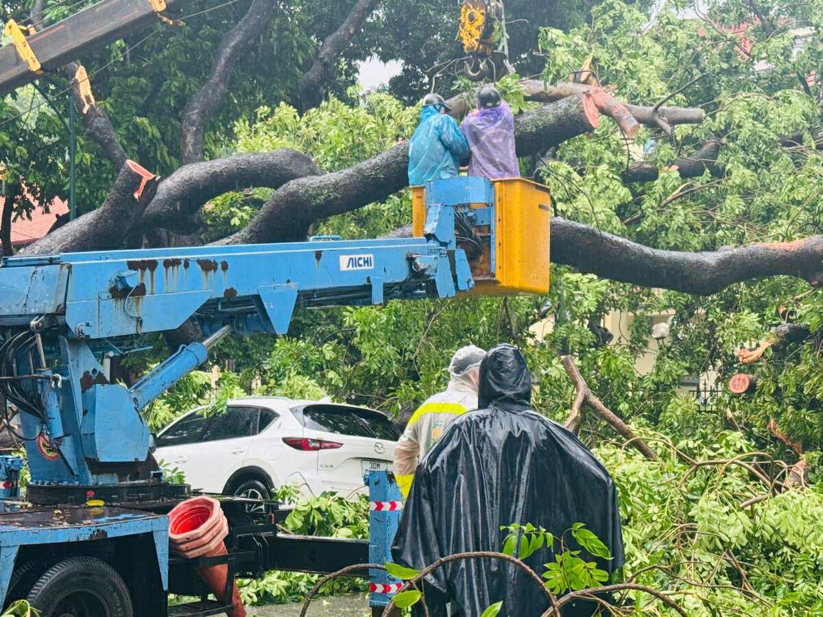 Hà Nội mưa to do ảnh hưởng bão số 5, đường phố ngập nặng, giao thông ách tắc- Ảnh 37.