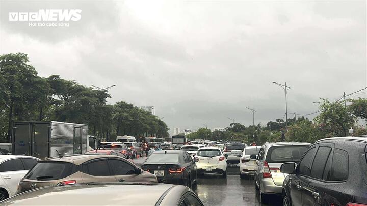 Hà Nội mưa cả đêm, khắp nơi ngập sâu, giao thông tắc cứng- Ảnh 14.