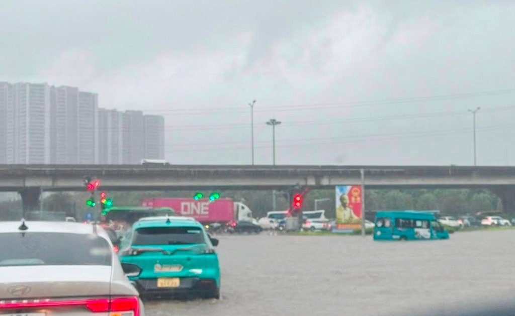 Mưa kéo dài, nhiều đường Hà Nội thành 'sông'- Ảnh 3.