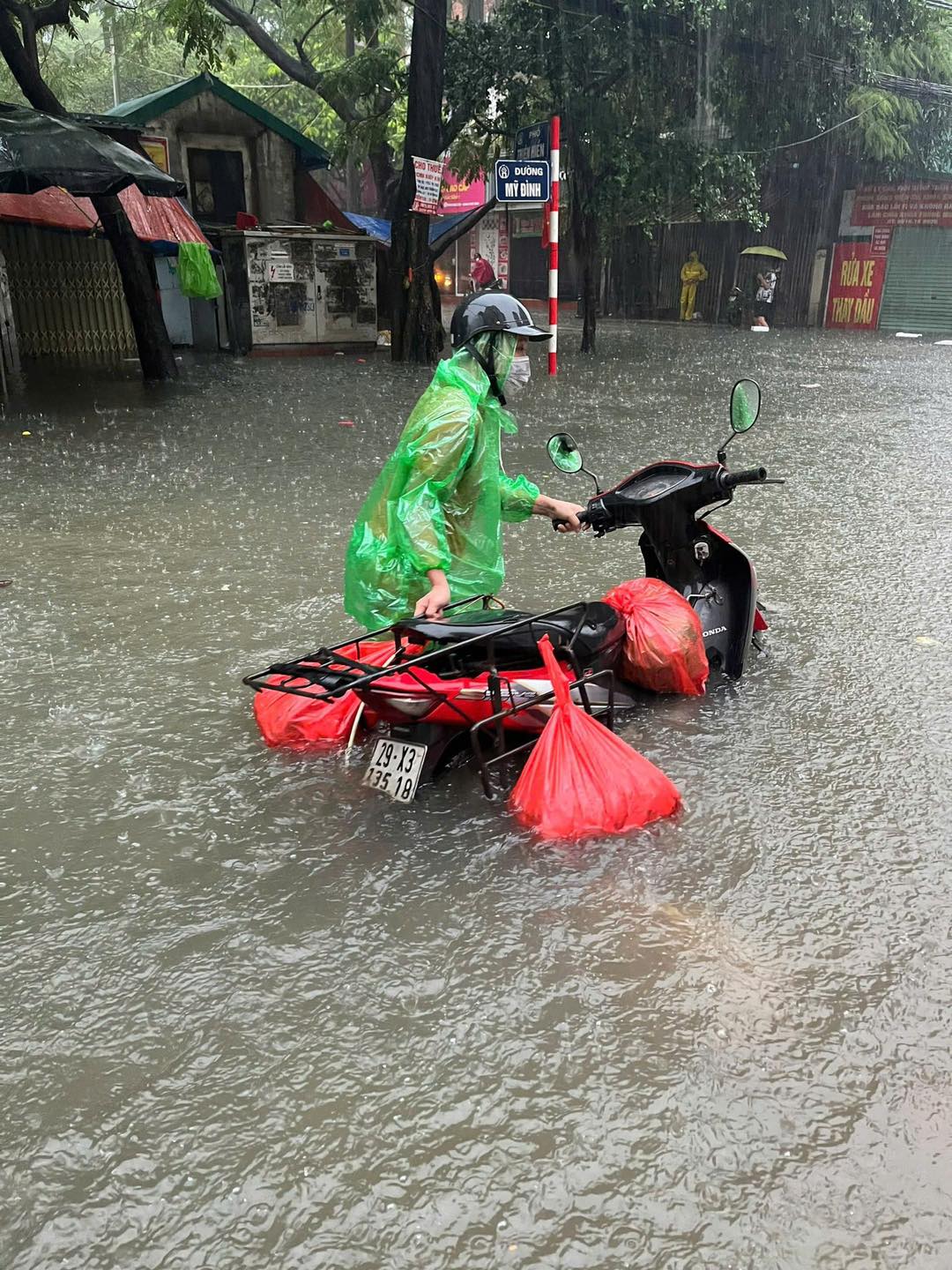 Khung cảnh lạ giữa Hà Nội mênh mông biển nước: Người mang đồ đi bắt cá giữa đường, người lướt ca nô, người đạp vịt trên "vịnh" Văn Quán- Ảnh 13.