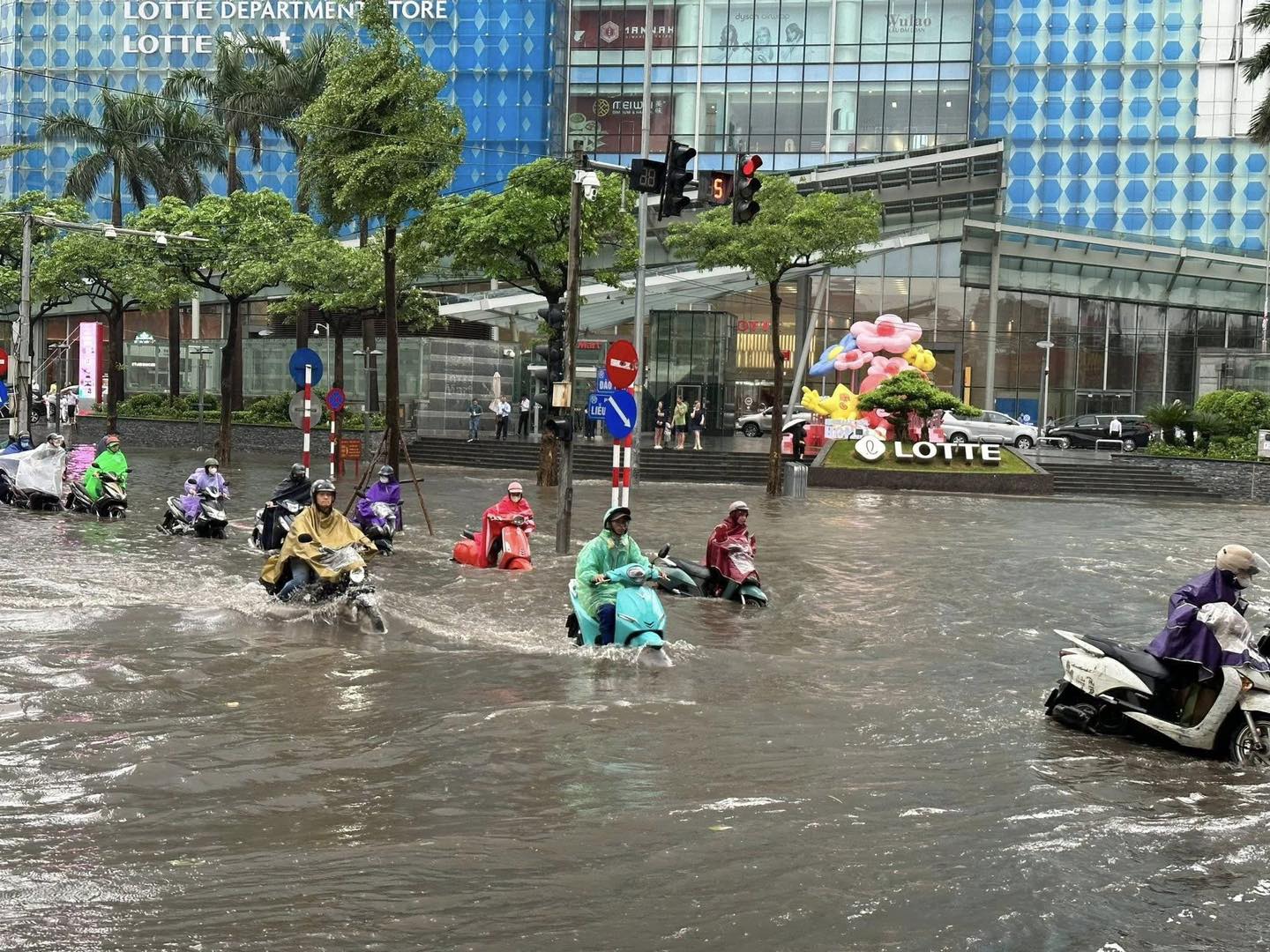 Khung cảnh lạ giữa Hà Nội mênh mông biển nước: Người mang đồ đi bắt cá giữa đường, người lướt ca nô, người đạp vịt trên "vịnh" Văn Quán- Ảnh 6.