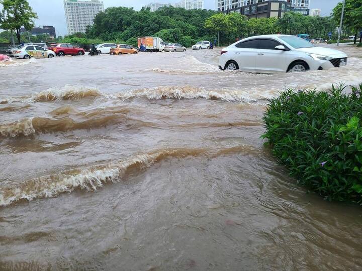 Hà Nội mưa cả đêm, khắp nơi ngập sâu, giao thông tắc cứng- Ảnh 1.