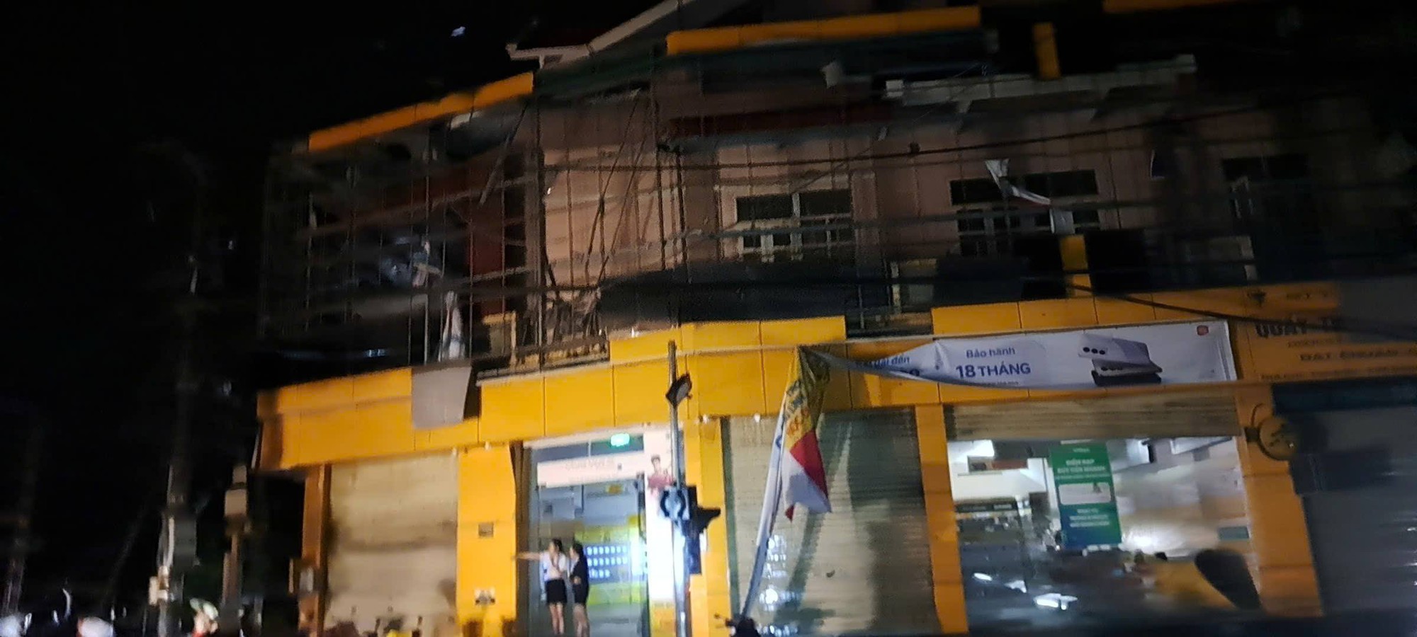 Lốc xoáy kinh hoàng ở Ninh Bình: Chỉ trong 2 phút hàng trăm nhà dân bị hư hại, cả con phố tan hoang- Ảnh 5.