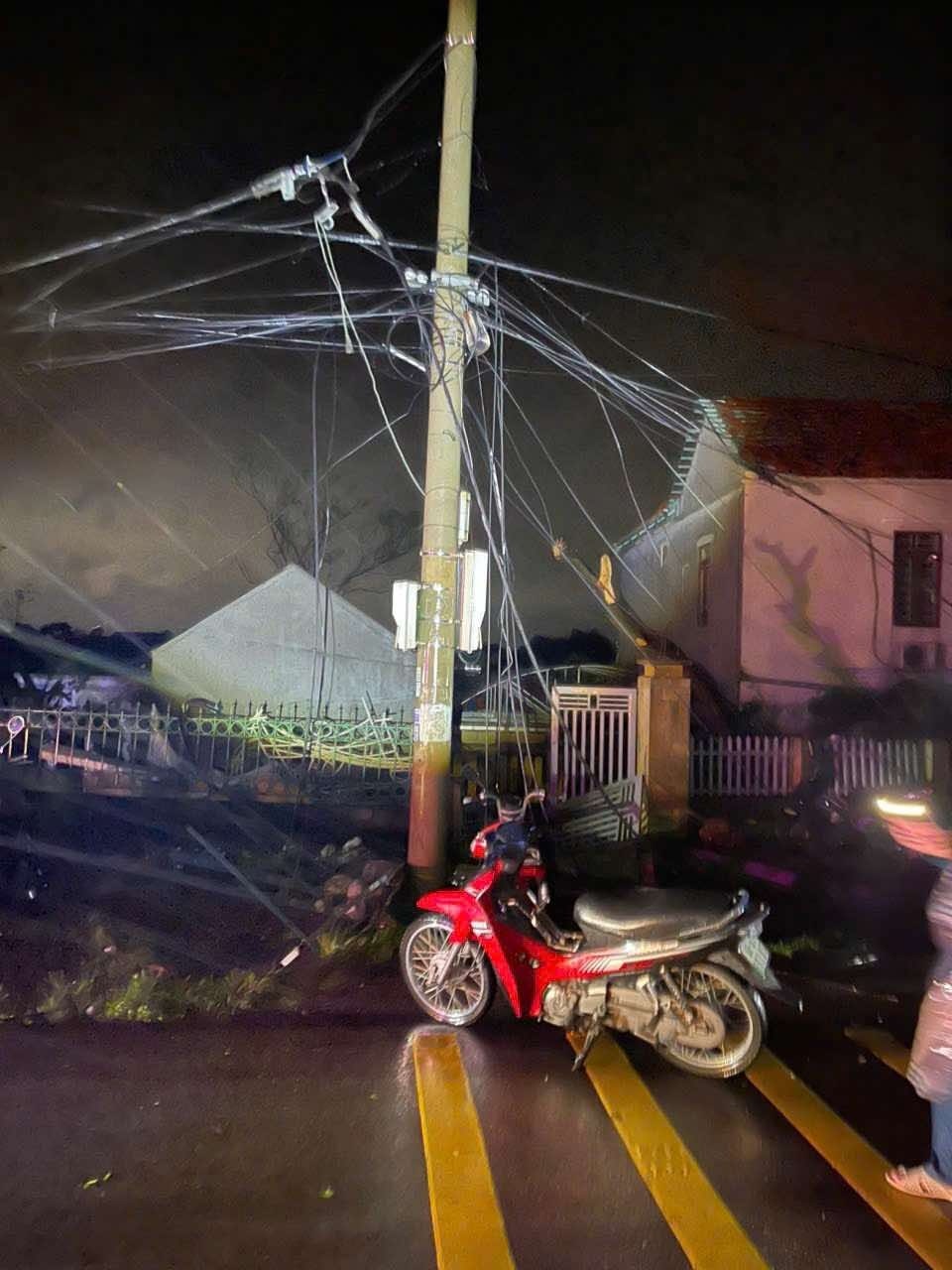 Lốc xoáy kinh hoàng ở Ninh Bình: Chỉ trong 2 phút hàng trăm nhà dân bị hư hại, cả con phố tan hoang- Ảnh 11.