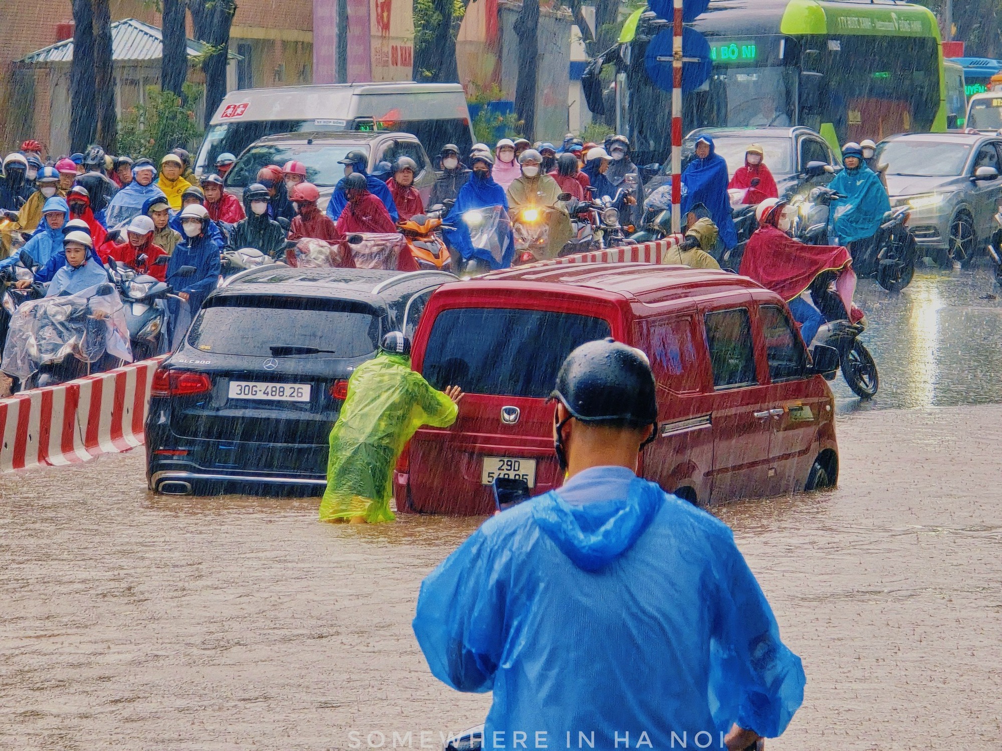 Khung cảnh lạ giữa Hà Nội mênh mông biển nước: Người mang đồ đi bắt cá giữa đường, người lướt ca nô, người đạp vịt trên "vịnh" Văn Quán- Ảnh 4.