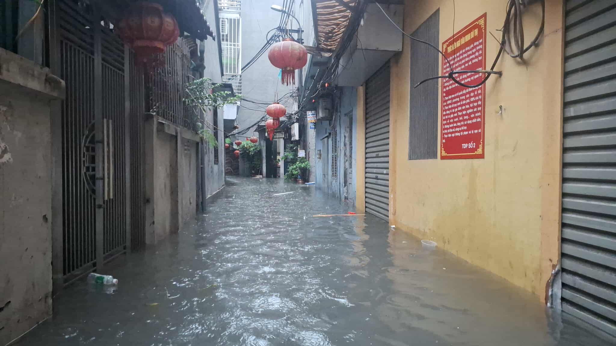 Hà Nội mưa to do ảnh hưởng bão số 5, đường phố ngập nặng, giao thông ách tắc- Ảnh 32.