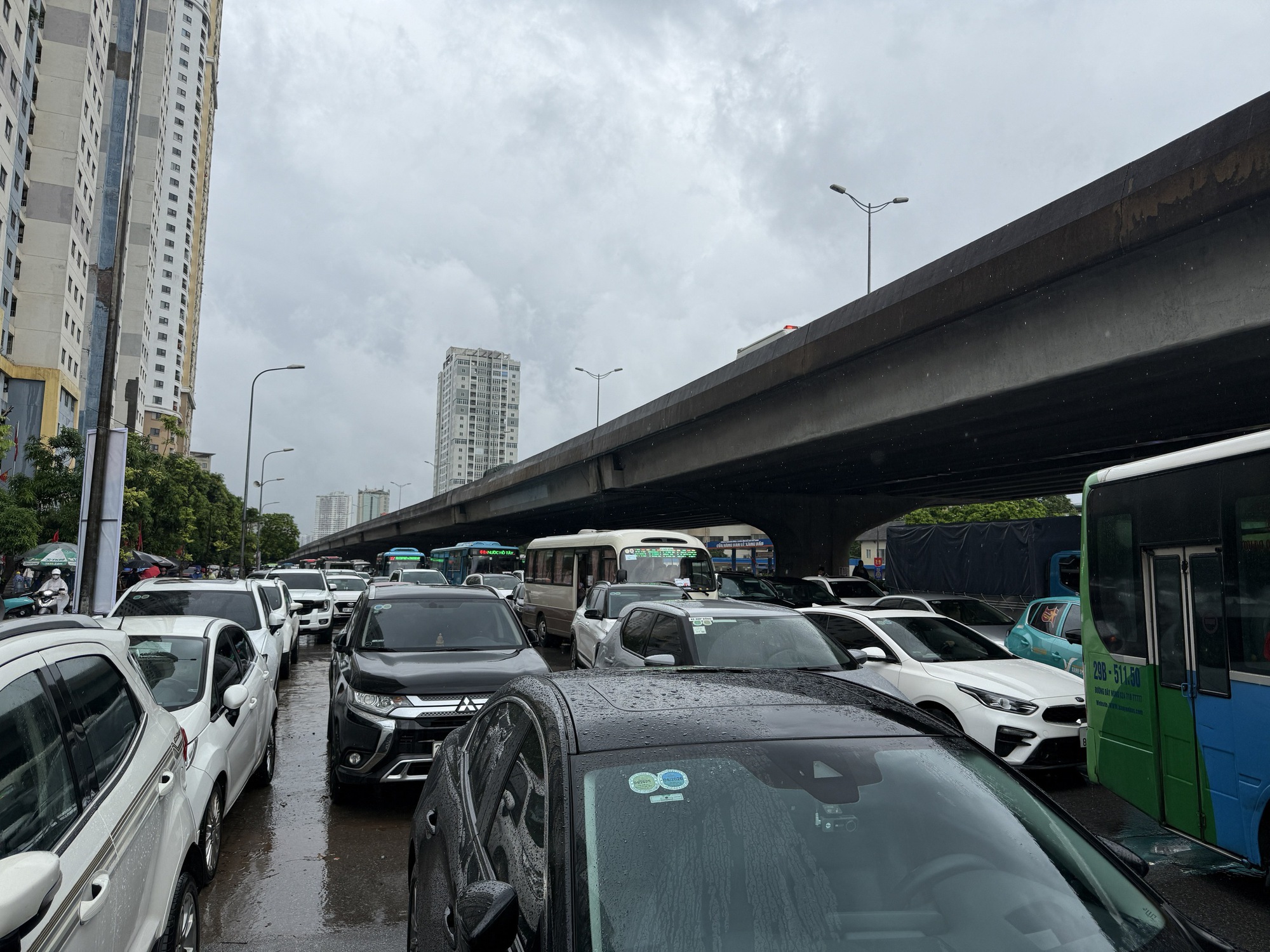 Hà Nội mưa to do ảnh hưởng bão số 5, đường phố ngập nặng, giao thông ách tắc- Ảnh 5.
