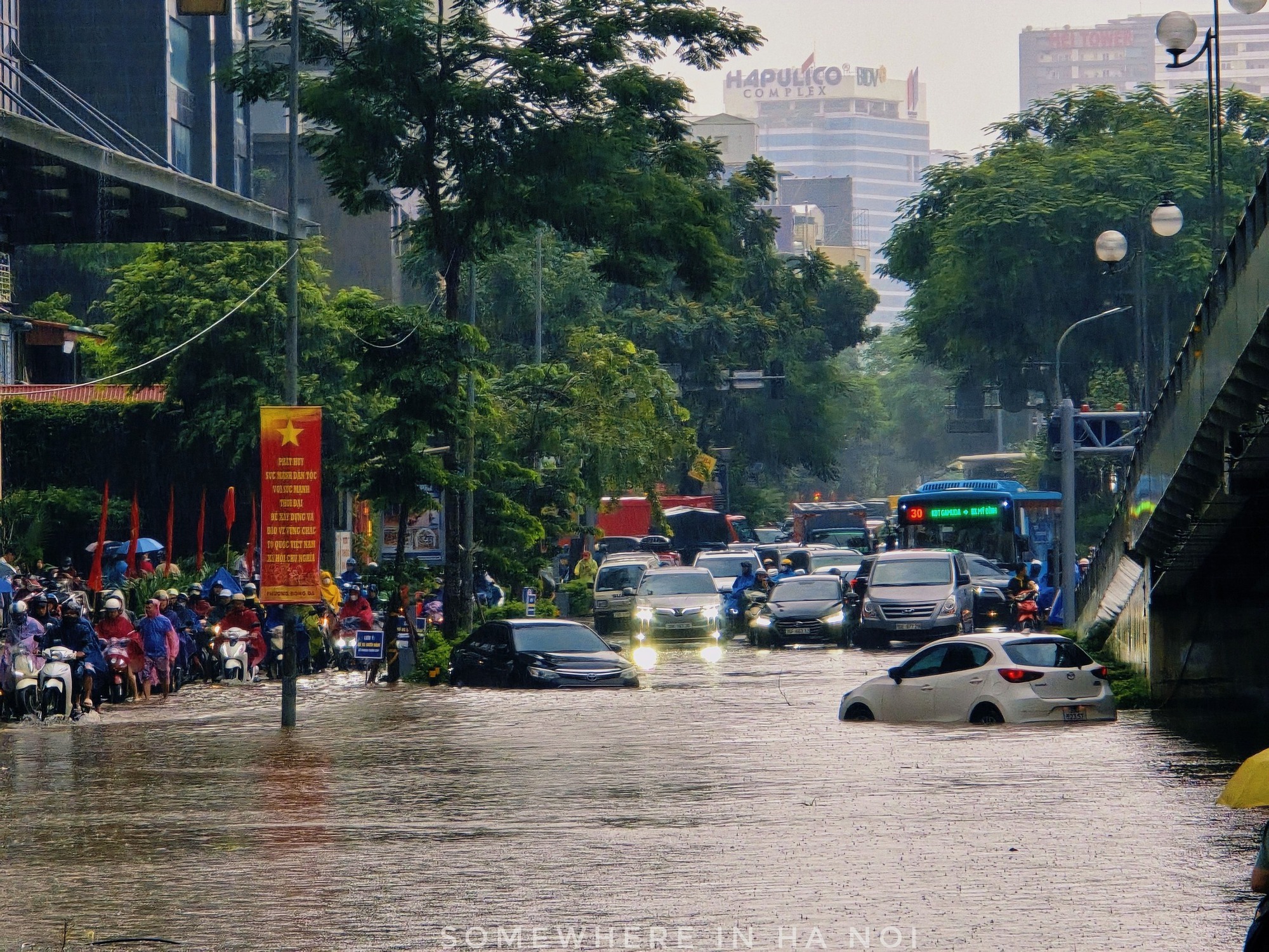 Khung cảnh lạ giữa Hà Nội mênh mông biển nước: Người mang đồ đi bắt cá giữa đường, người lướt ca nô, người đạp vịt trên "vịnh" Văn Quán- Ảnh 3.
