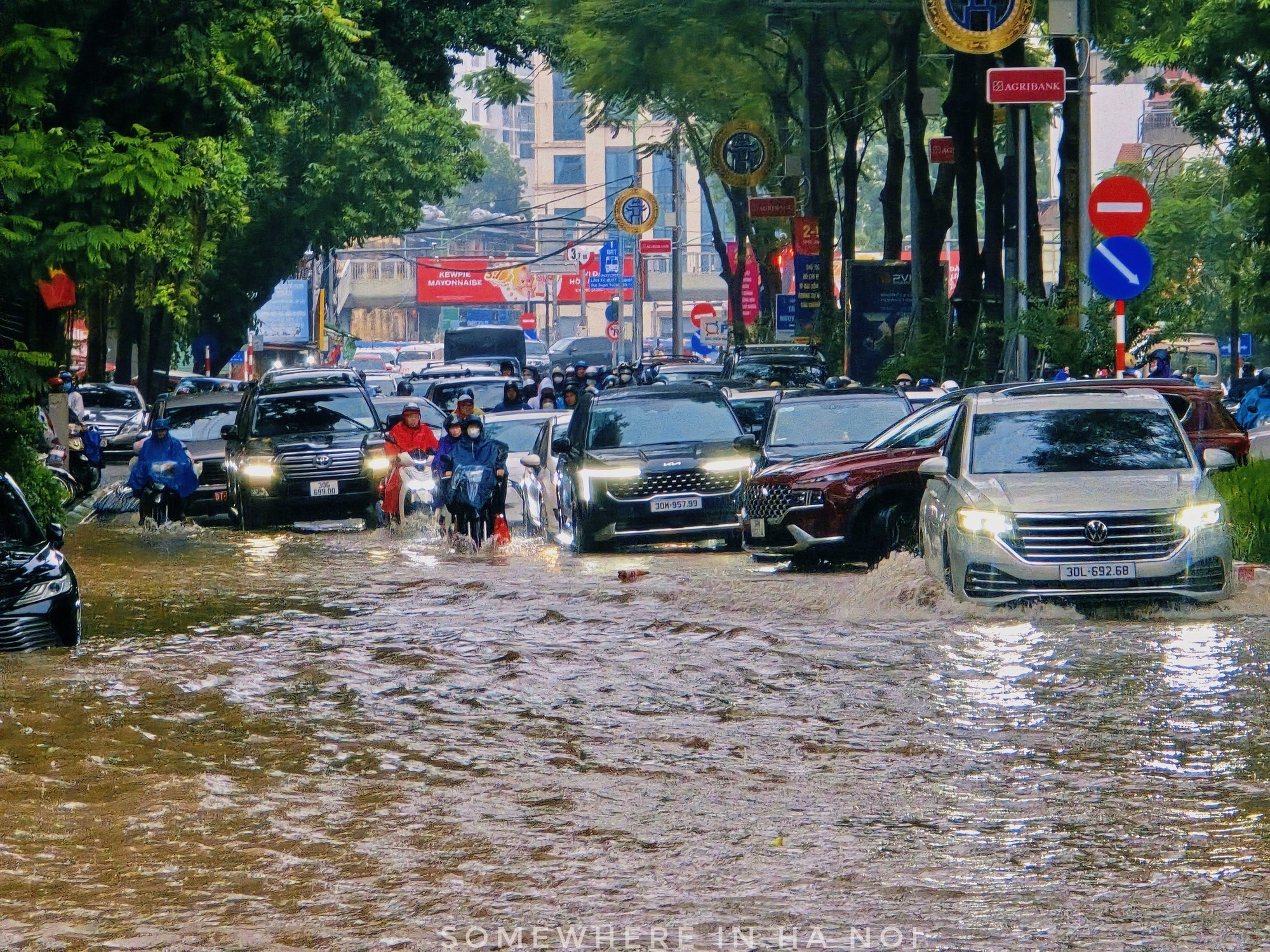 Khung cảnh lạ giữa Hà Nội mênh mông biển nước: Người mang đồ đi bắt cá giữa đường, người lướt ca nô, người đạp vịt trên "vịnh" Văn Quán- Ảnh 2.