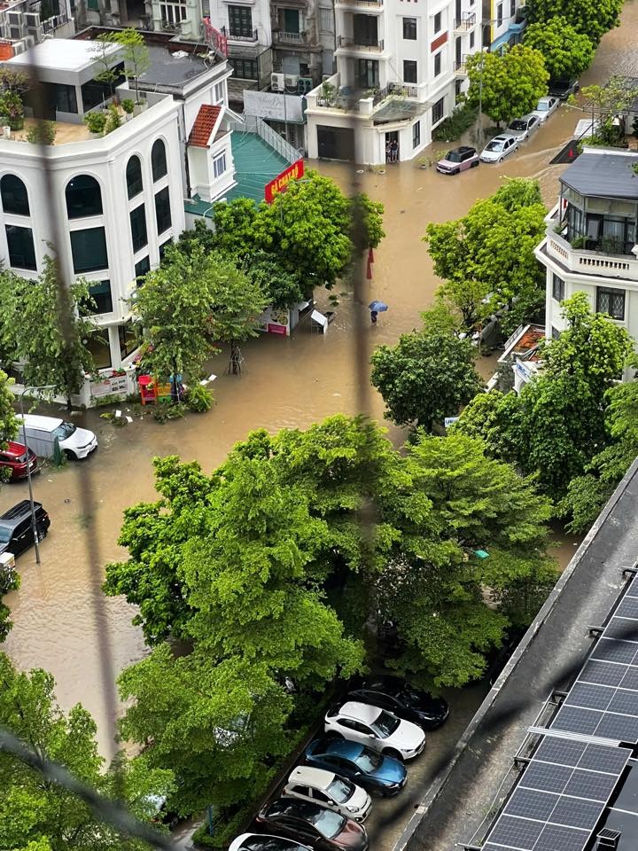 Hà Nội sáng nay: Mưa trắng trời, đường nào cũng ngập!- Ảnh 4.