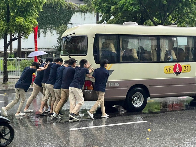 Toàn cảnh một buổi sáng "không tưởng" ở Hà Nội: Nước ngập đến thắt lưng, người dân vật lộn di chuyển giữa phố phường- Ảnh 15.
