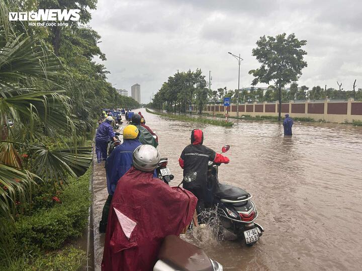 Hà Nội mưa cả đêm, khắp nơi ngập sâu, giao thông tắc cứng- Ảnh 11.