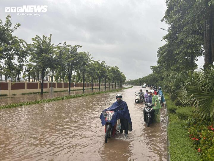 Hà Nội mưa cả đêm, khắp nơi ngập sâu, giao thông tắc cứng- Ảnh 12.