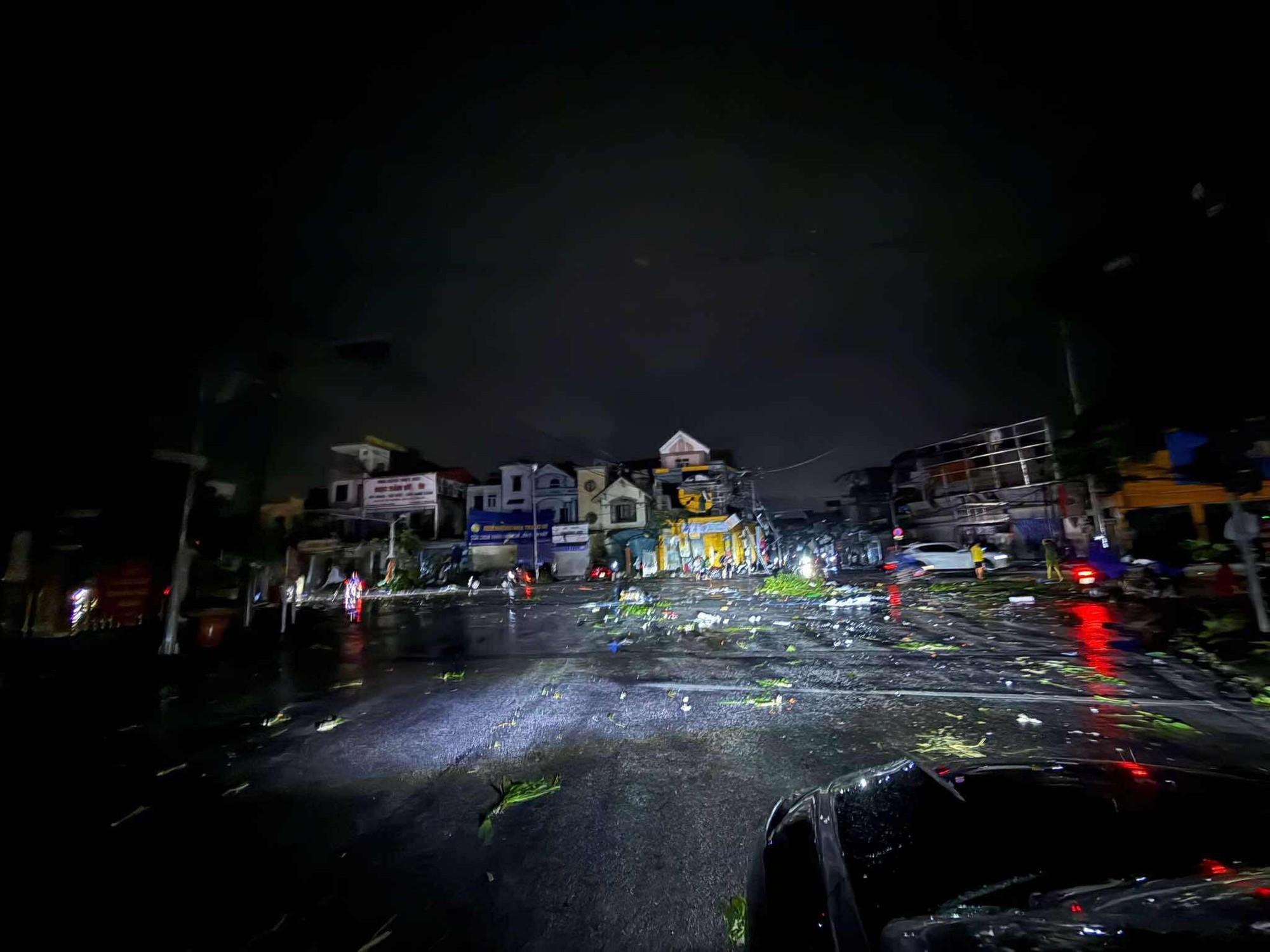 Lốc xoáy kinh hoàng ở Ninh Bình: Chỉ trong 2 phút hàng trăm nhà dân bị hư hại, cả con phố tan hoang- Ảnh 3.